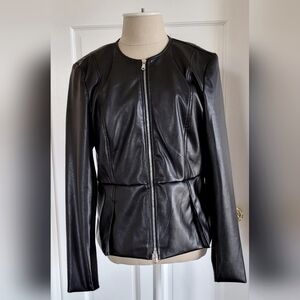 TAHARI Faux leather jacket in black. Size:M